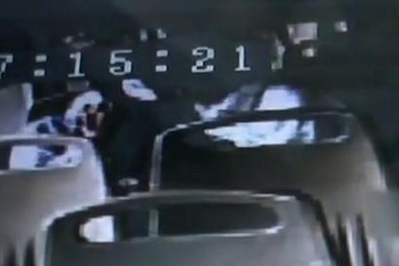 男女公交上激吻抚摸半小时遭司机广播警告