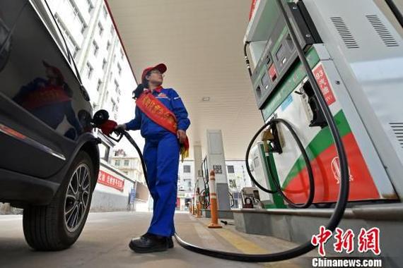 中国国内成品油价格“六连停”后首涨(组图)