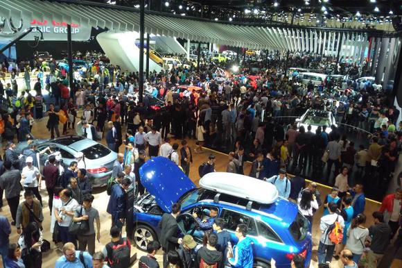 北京车展观众日第一天.现场堪比春运