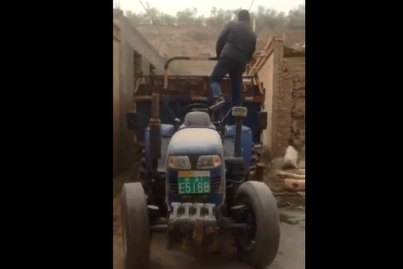 视频：史上最强倒车技术！老司机的绝活