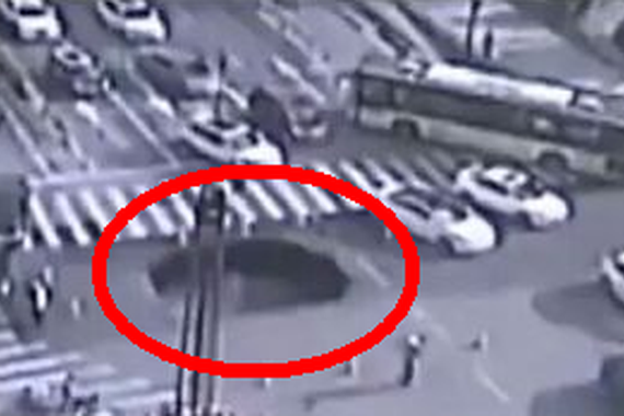 视频：交警挺身拦车，引爆Facebook