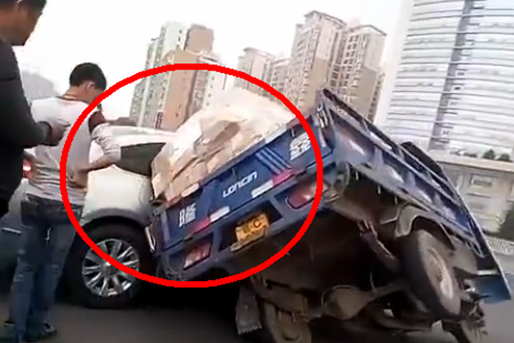 视频：危险！三轮车开到了汽车身上