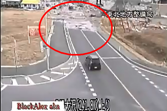 视频：海啸来临，小车拼命逃命