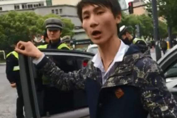 视频：违章男子自称皇家！扬言灭掉地球