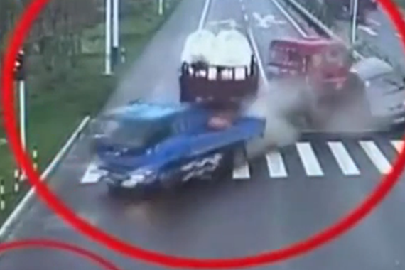 视频：南通3车连撞 幸运哥跳车躲过一劫