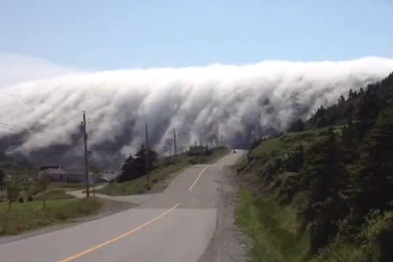 视频：在行驶的路上，看最美的云彩