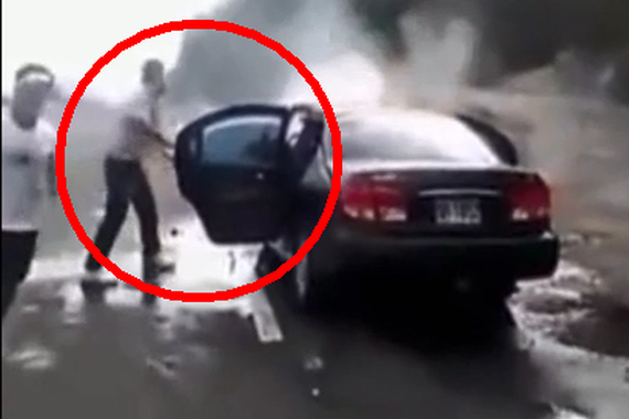 视频：路人不惧危险，冒死相救被困司机