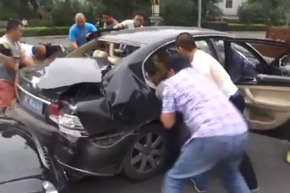 视频：疯狂逃窜！警察当街抓捕逃犯