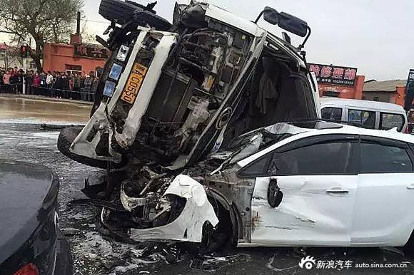 水泥罐车侧翻砸5辆车致2死2伤