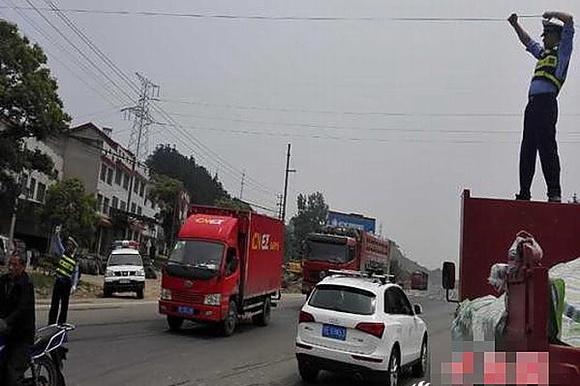 警充当“人肉电线杆”保证交通畅通