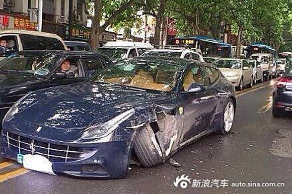 法拉利与雪铁龙相撞.法拉利车轮脱落