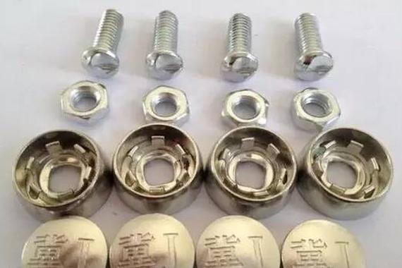 车牌只有2个孔，要不要装4个固封螺丝？