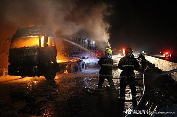 泉南高速挂车起火.35吨电瓶焚毁