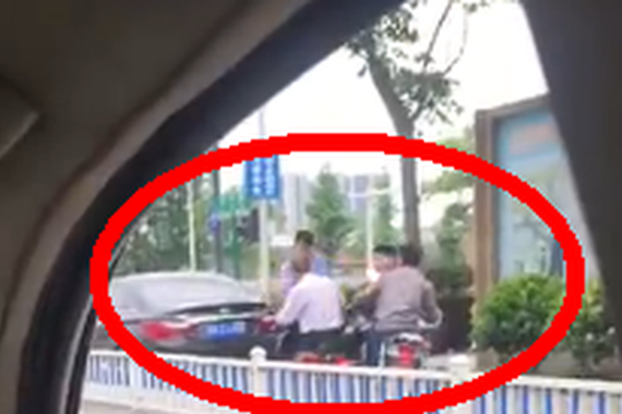 视频：男子因车辆刮擦掌控老人