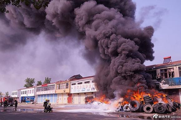 燃烧柳絮致轮胎修理铺起大火