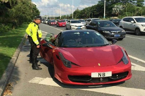 深圳现“NB“车牌超跑 无国内牌被交警带走