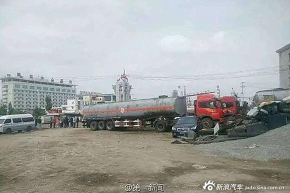 男子焊油罐时发生爆炸.脑袋被炸没