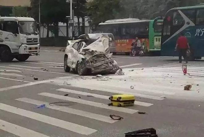 女司机误把油门当刹车 猛撞2辆公交后身亡