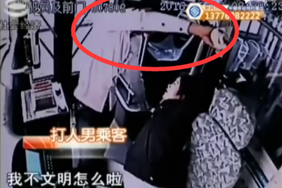 视频：公交女司机阻止乘客吸烟被暴打