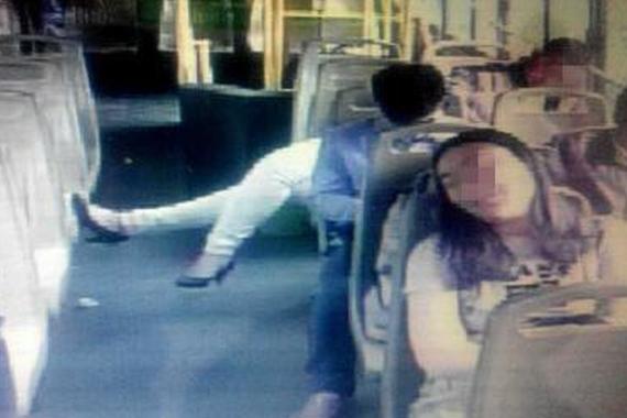 拍戏？是情侣在公交上又抱又摸拥吻半小时