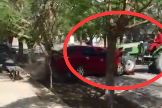 视频：疯狂的拖拉机！马路上撞碎轿车