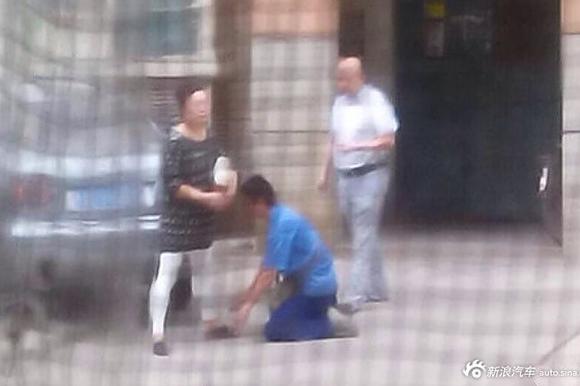 快递员车钥匙被拔对客户下跪