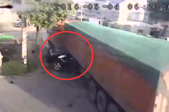 视频：恐怖车祸！十字路大货车碾压轿车