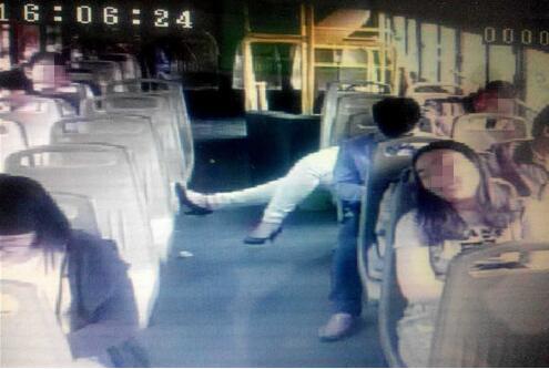 拍戏?是情侣在公交上又抱又摸拥吻半小时