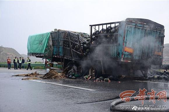 半挂车高速起火.满车西瓜被烤熟