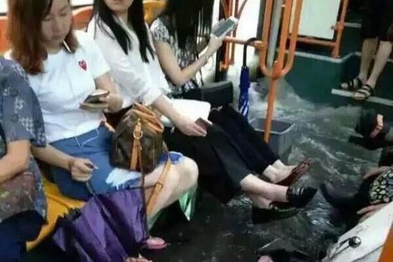 视频：水漫公交！据说广州都是坐船上班