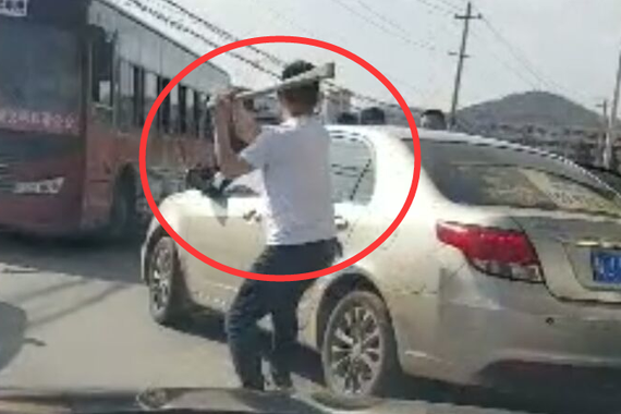 视频：爱车被撞！村支书拿棍砸车伤人