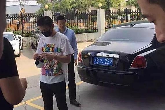 王思聪买千万豪车像买菜 携美女驾车而去