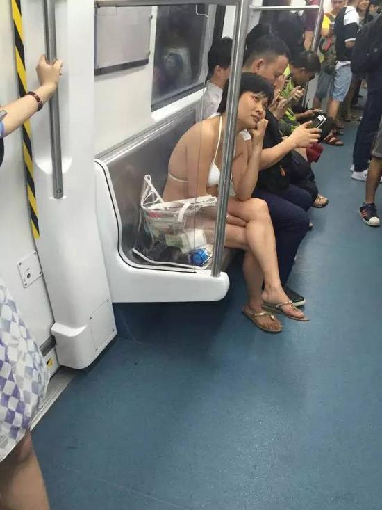 女子只穿文胸内裤乘地铁 不顾身旁异样眼光