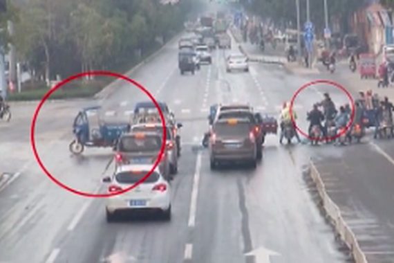 视频：三轮车诡异失控，狂撞五辆车