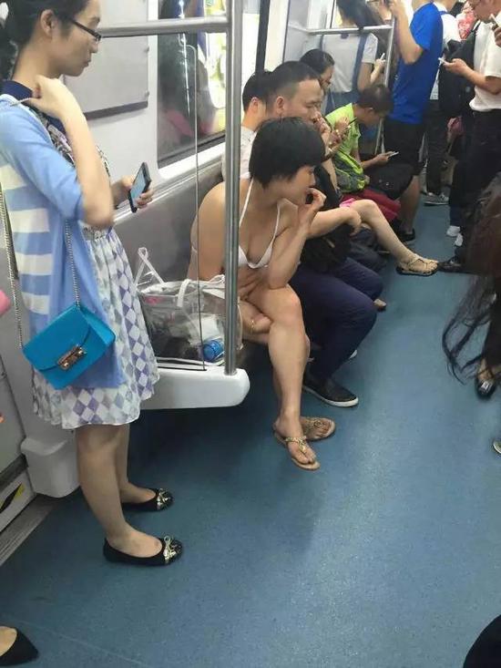 女子只穿文胸内裤乘地铁 不顾身旁异样眼光