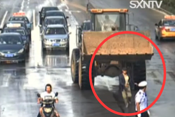 视频：山西铲车街头撞人致1死20余伤