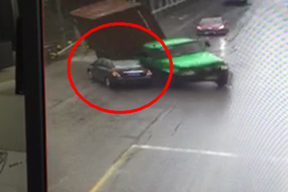 视频：雨天翻车，大货车压碎小轿车