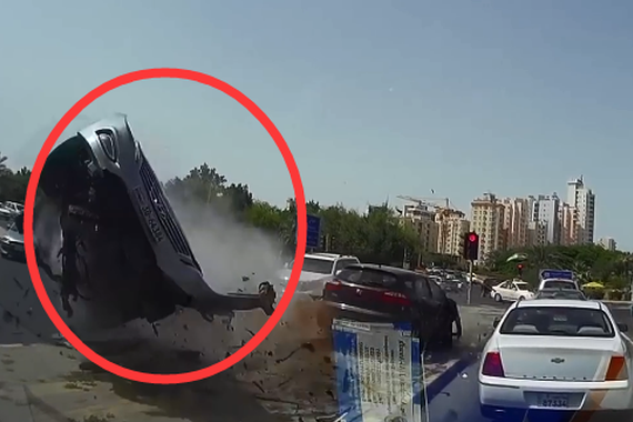 视频：飞来横祸躲不过！两车粉碎太恐怖