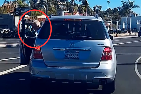 视频：国外路怒也可怕！自己脑袋被门夹