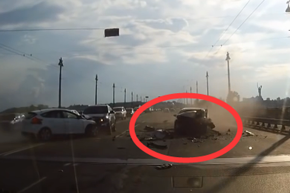 视频：变道超车祸事多！恐怖画面吓破胆