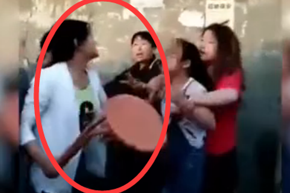 视频：奥迪女当街暴打辱骂让路慢女子