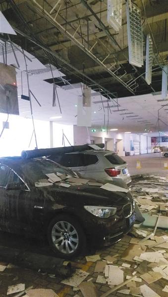宝马5S店天花板垮塌致两车损伤 保险不理赔 