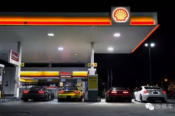 劫油不劫色，日系性能车深夜包围加油站！