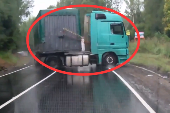 视频：雨天打滑！大货车迎面而来