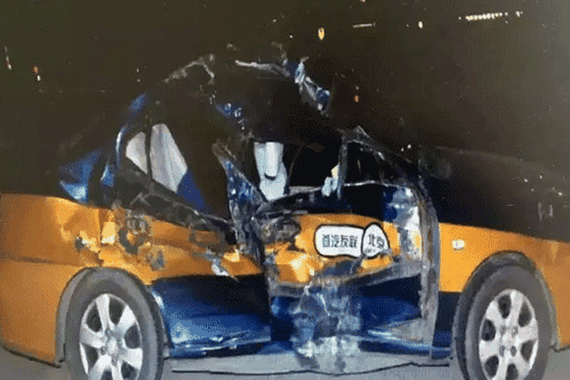 北京一假出租车遇车祸致一死一伤 司机逃逸