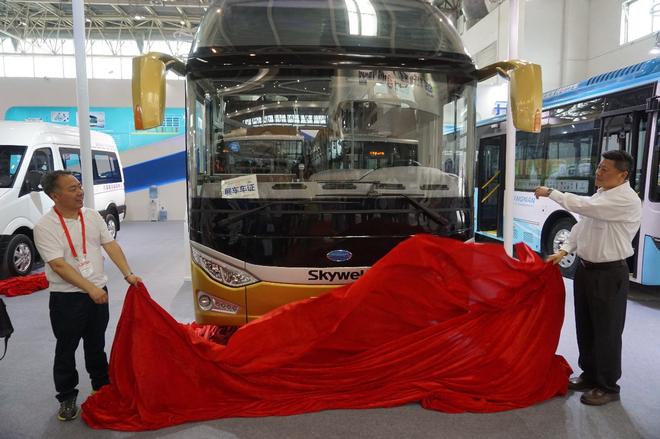 南京金龙首席科学家张蒙阳（右）及中国公路学会客车分会副秘书长佘振清（左）为NJL6125HEV四模混合动力客车揭幕