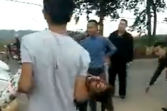 家长求救受伤女孩，执法人员却无动于衷