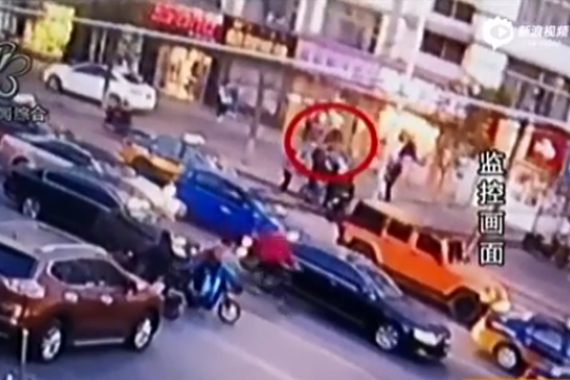 视频：扶摔倒老人 竟遭其儿子狂扇7耳光