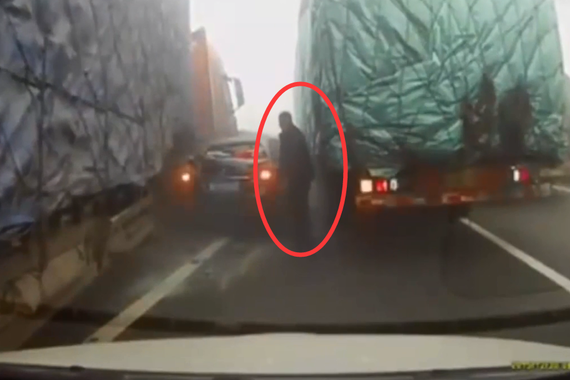 视频：高速路下车休息 竟然救了一命