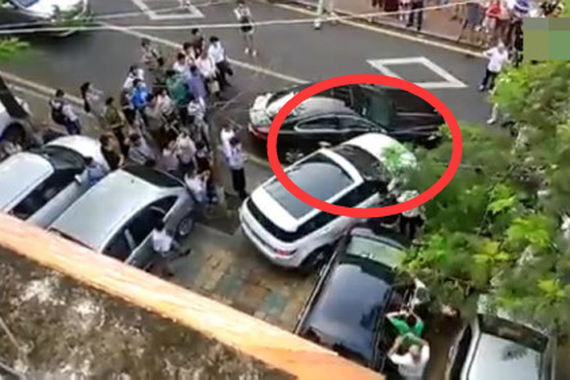 视频：女司机驾路虎在警局门口怒撞捷豹